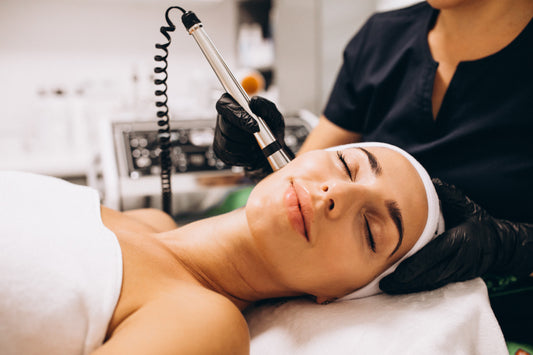 Les Bienfaits des Micro-Courants sur le Visage : Illuminez Votre Peau de l'Intérieur